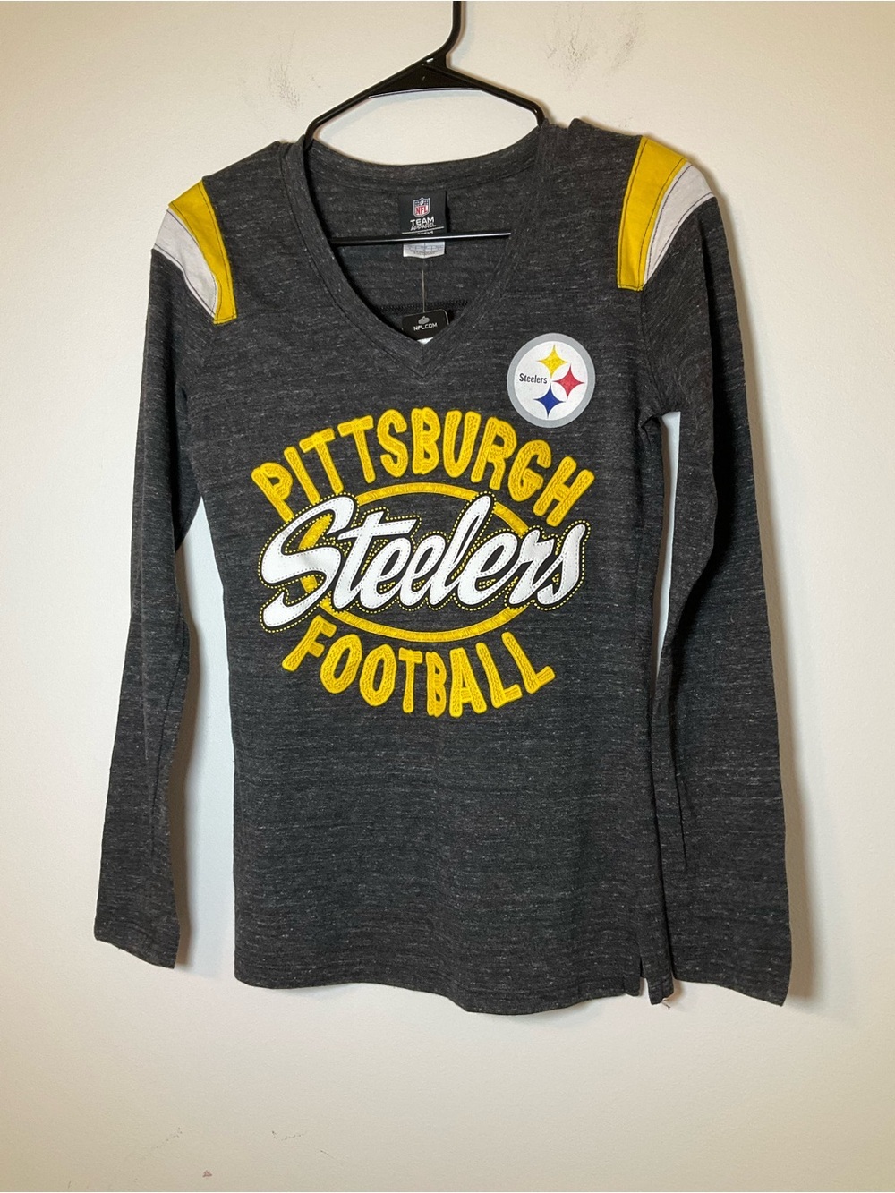 NWT NFL Pittsburgh Steelers Long Sleeve V-Neck Tee Women’s Small